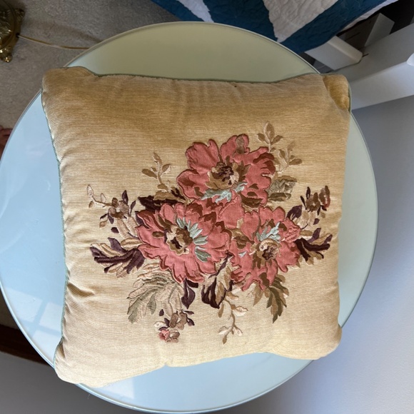 2 Croscill NORMANDY 18 X 18 Embroidered pillows - Picture 1 of 4